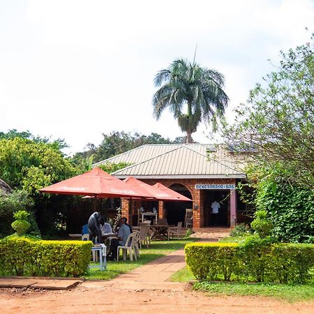 New Court View Hotel Masindi Extérieur photo
