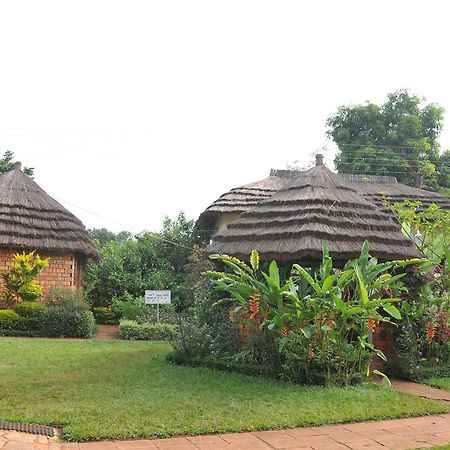 New Court View Hotel Masindi Extérieur photo