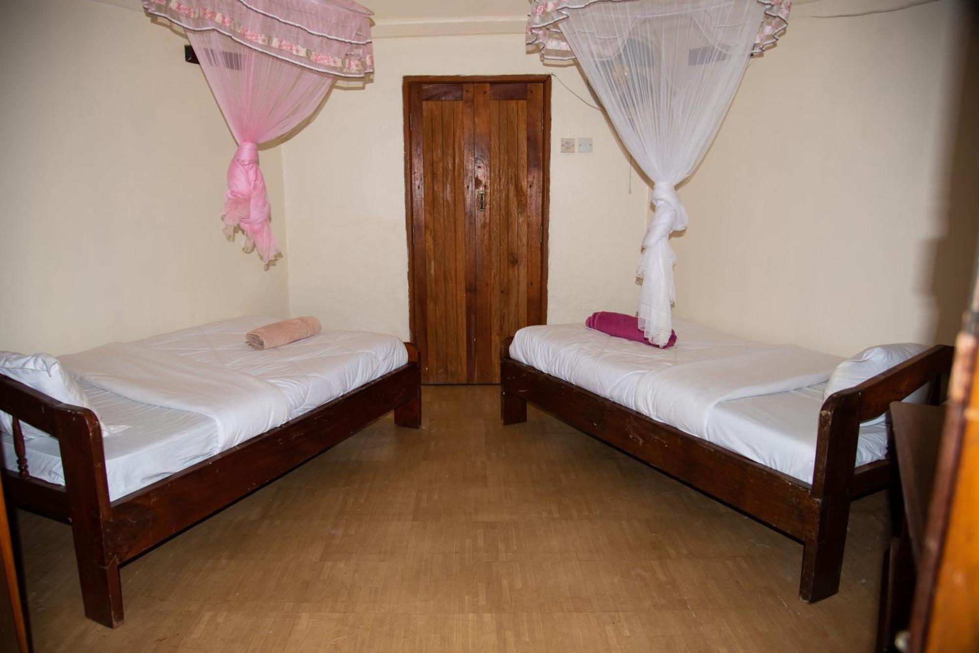 New Court View Hotel Masindi Extérieur photo