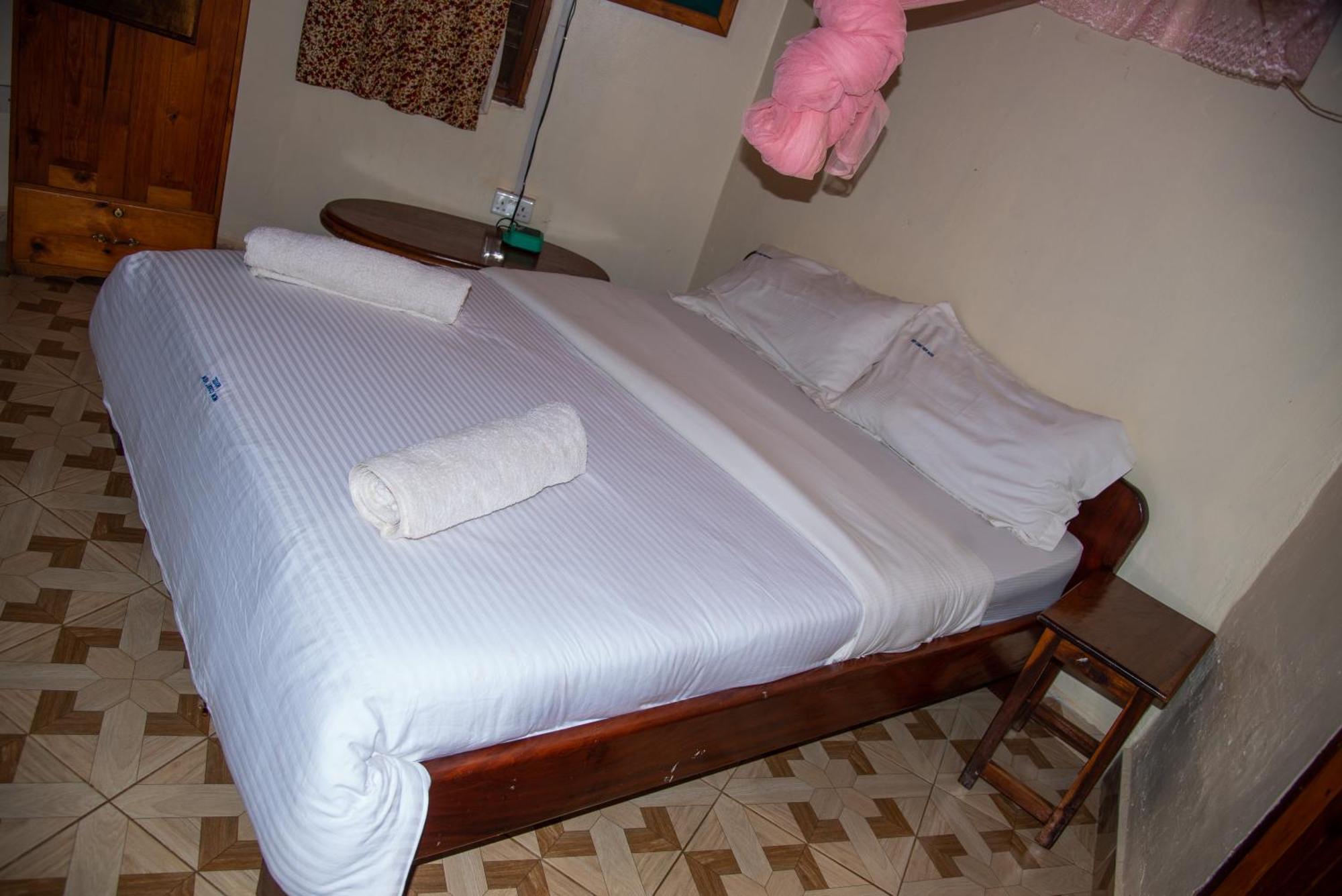 New Court View Hotel Masindi Extérieur photo