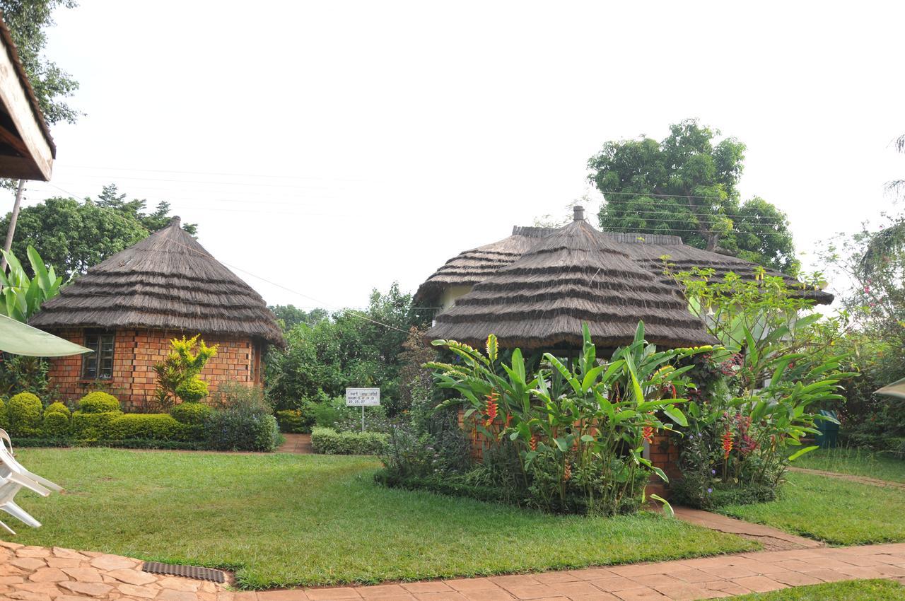 New Court View Hotel Masindi Extérieur photo