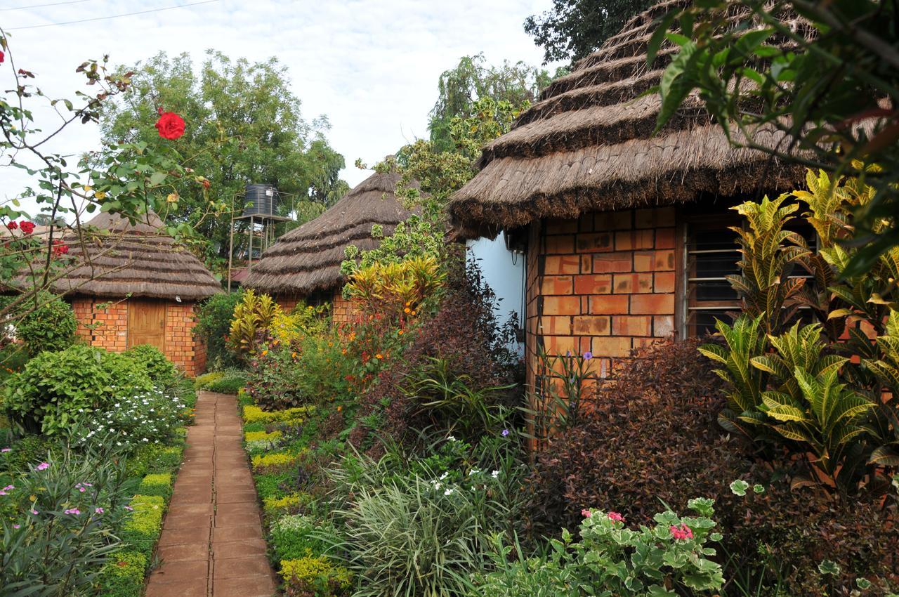 New Court View Hotel Masindi Extérieur photo