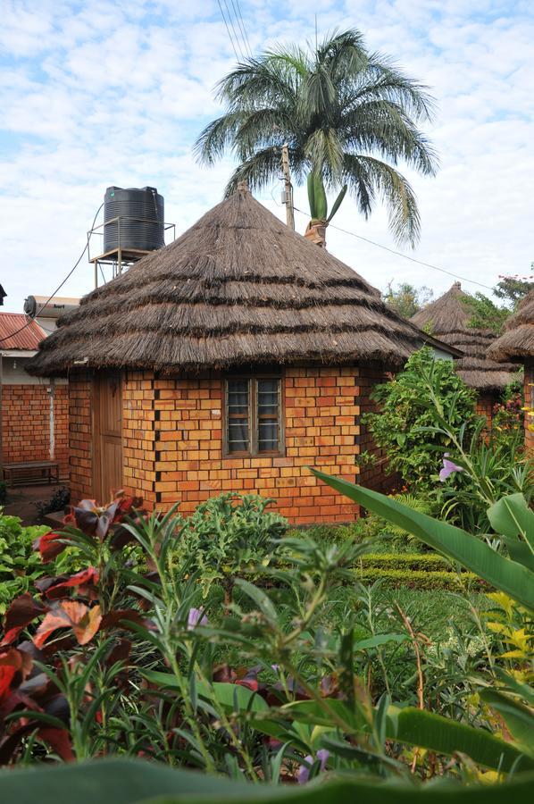 New Court View Hotel Masindi Extérieur photo