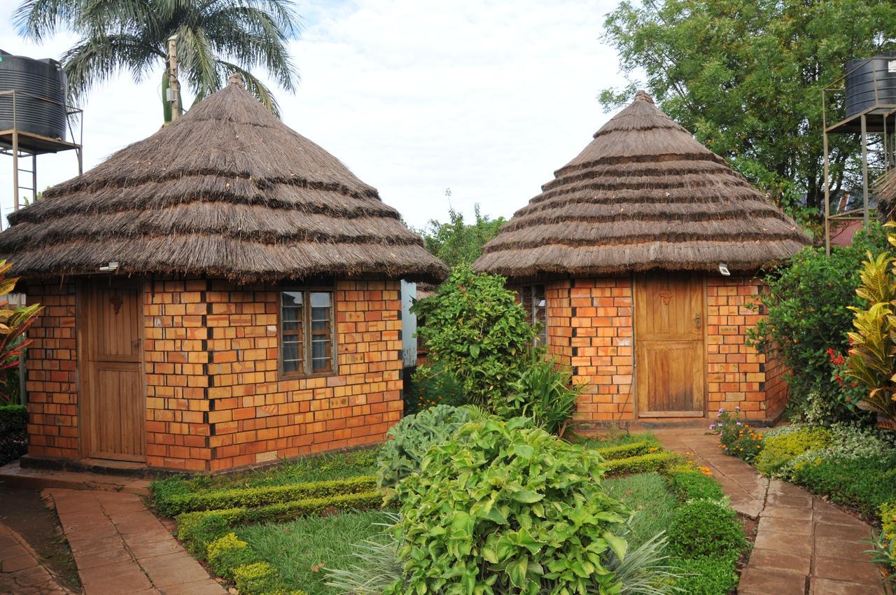 New Court View Hotel Masindi Extérieur photo