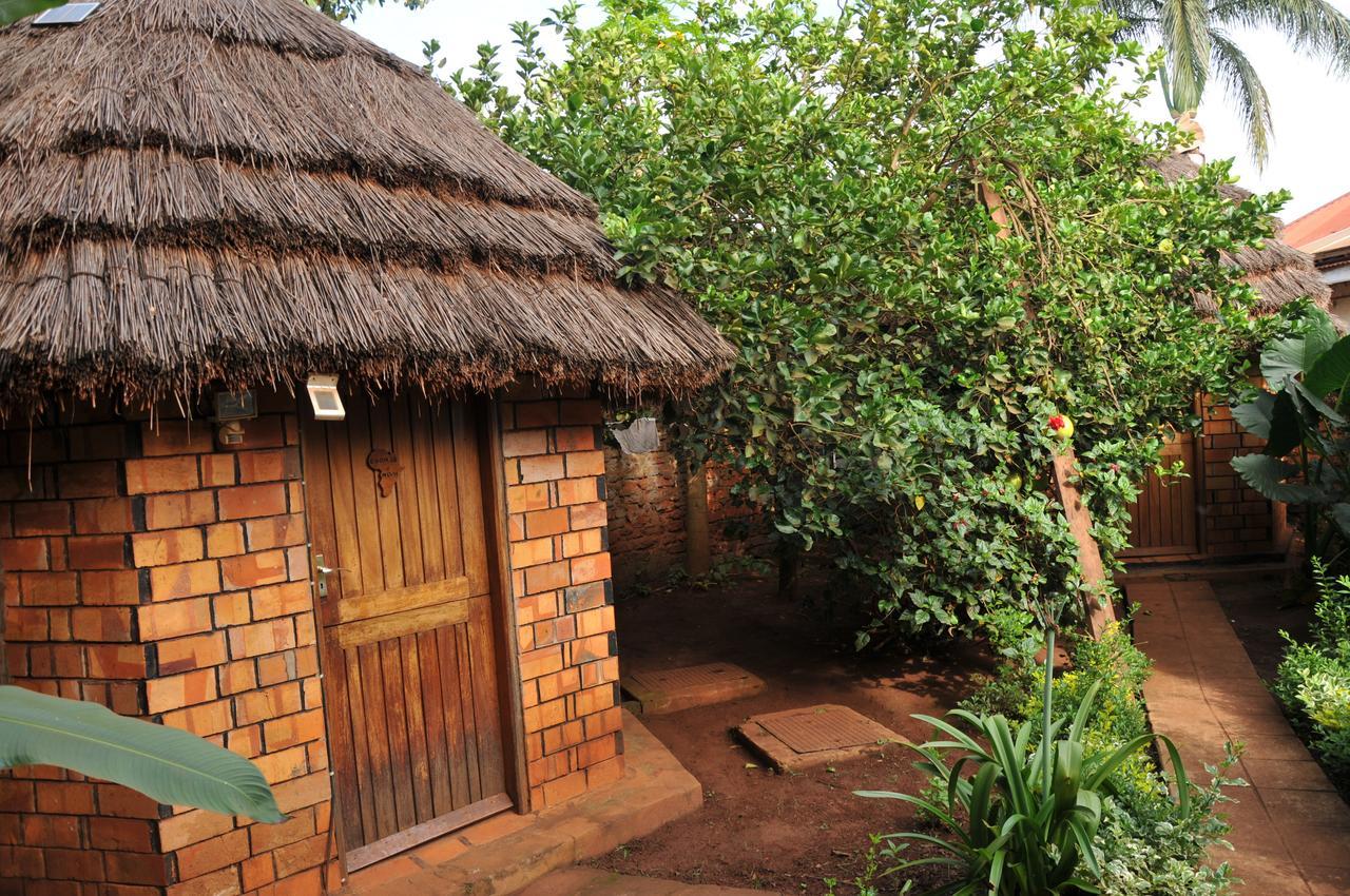 New Court View Hotel Masindi Extérieur photo