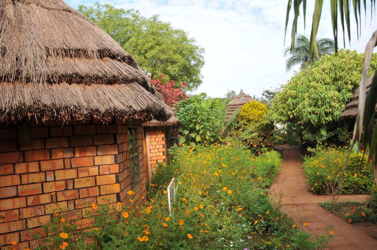 New Court View Hotel Masindi Extérieur photo