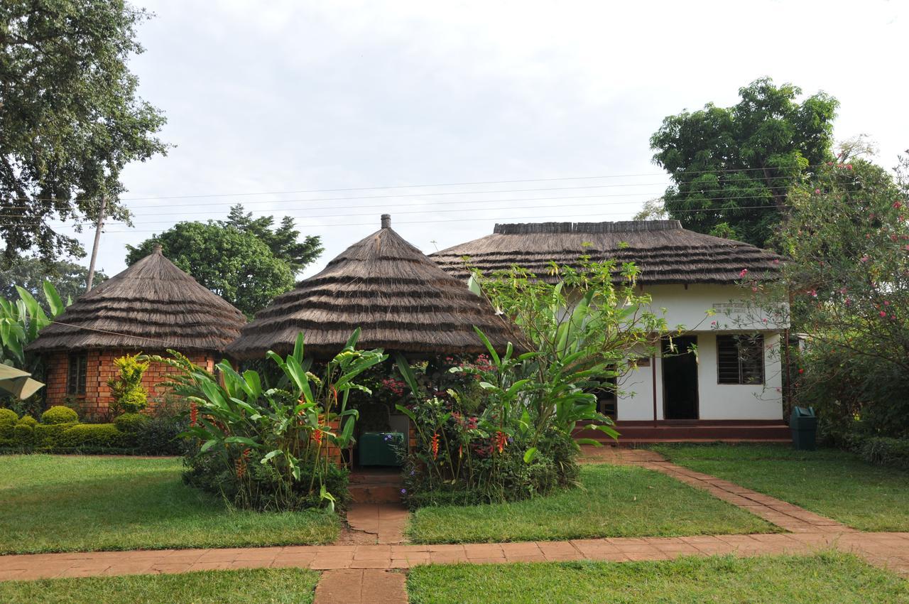 New Court View Hotel Masindi Extérieur photo