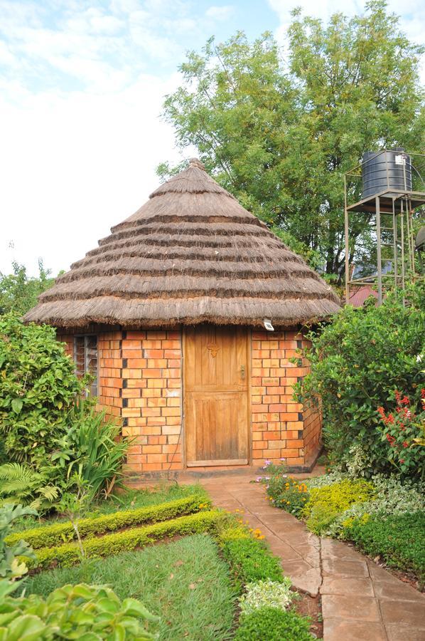 New Court View Hotel Masindi Extérieur photo