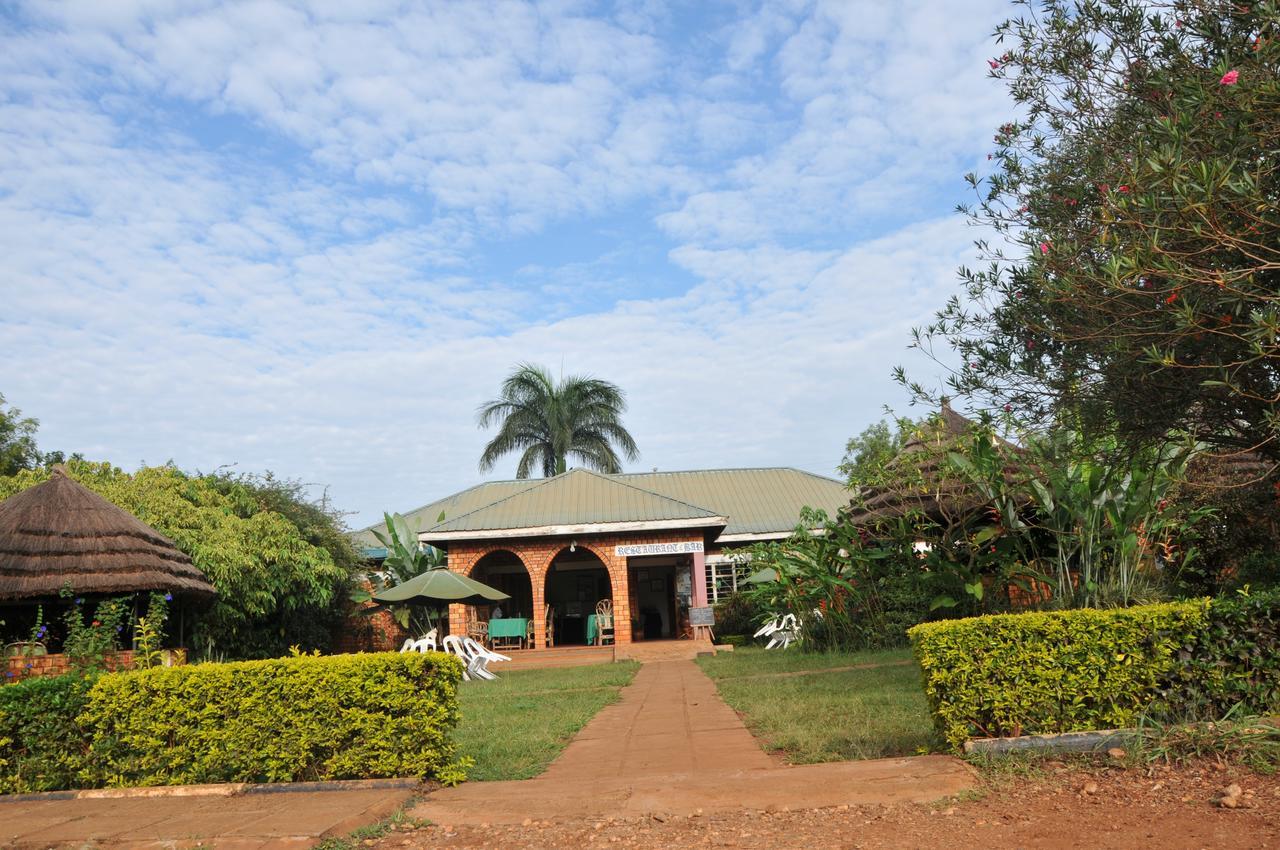 New Court View Hotel Masindi Extérieur photo