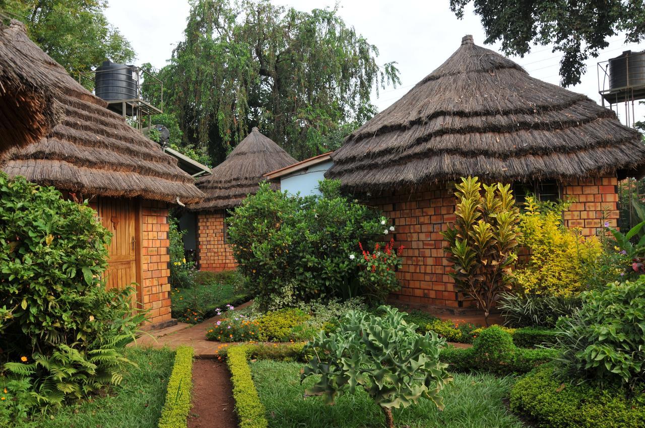 New Court View Hotel Masindi Extérieur photo